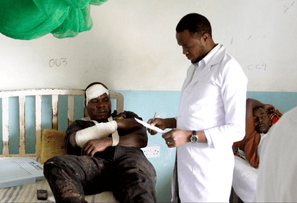 Un médico atiende a un paciente en Kenia
