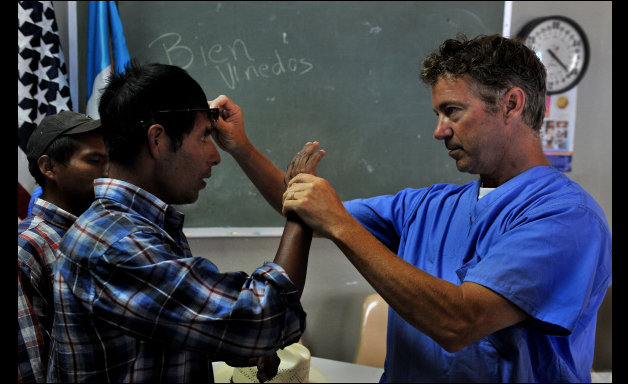 Un paciente es atendido por un médico en Guatemala