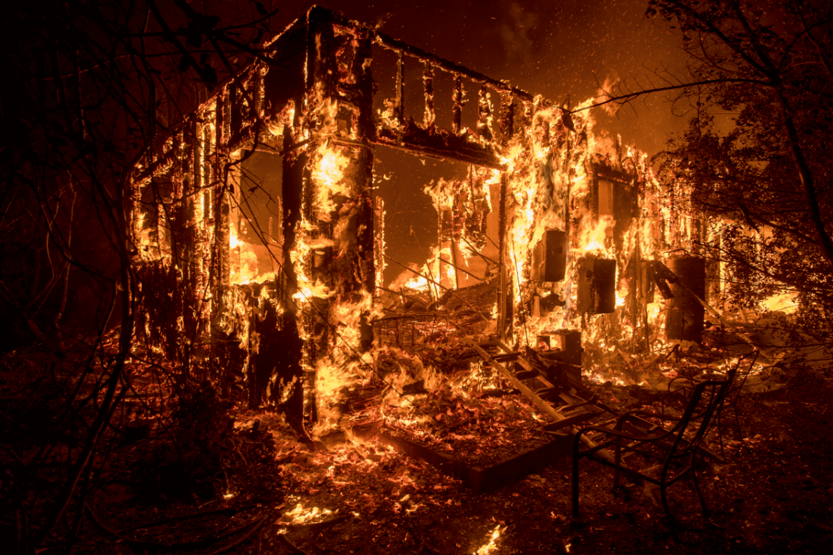 Una casa es consumida por el fuego en California. (AP)