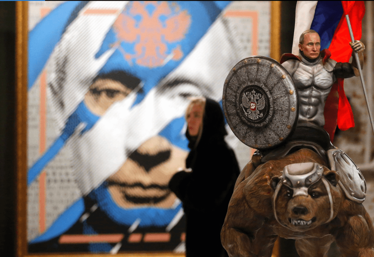 Una mujer visita el Museo de Arte Ultramoderno en Moscú