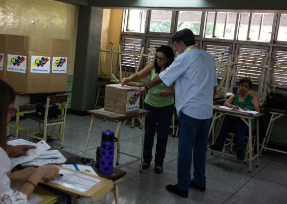 Venezuela celebra elecciones de 335 alcaldes y un gobernador
