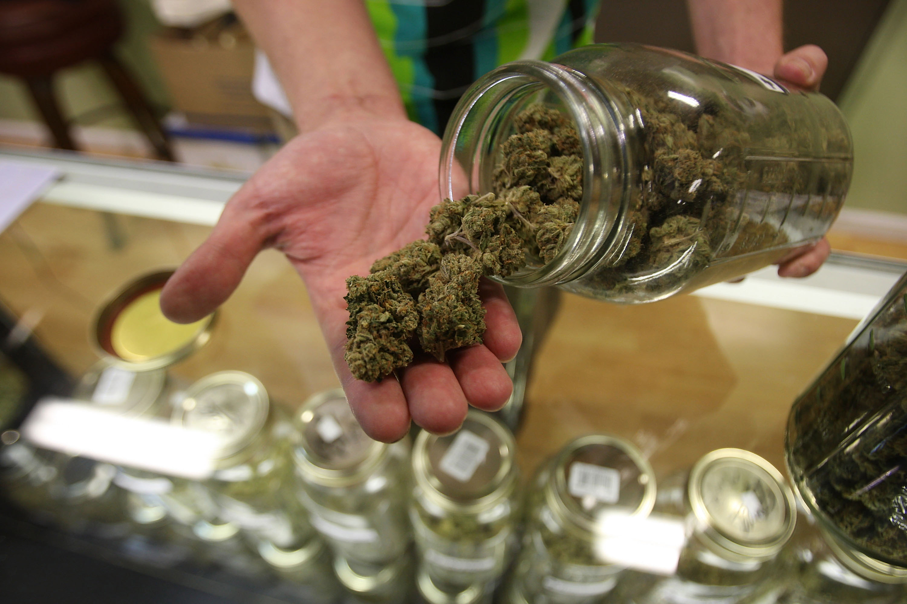 California emite primeras licencias venta marihuana