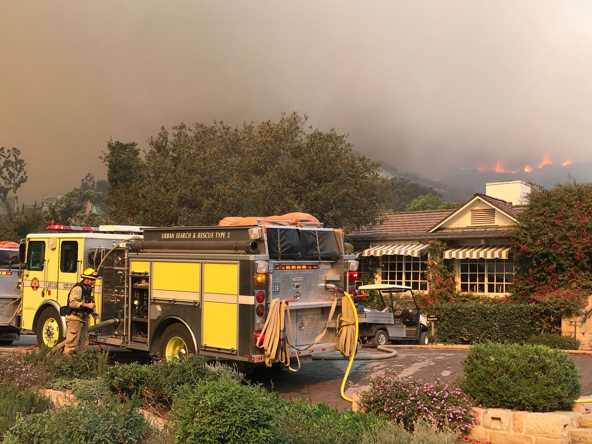 Vientos leves contribuirían a combatir el incendio forestal en California