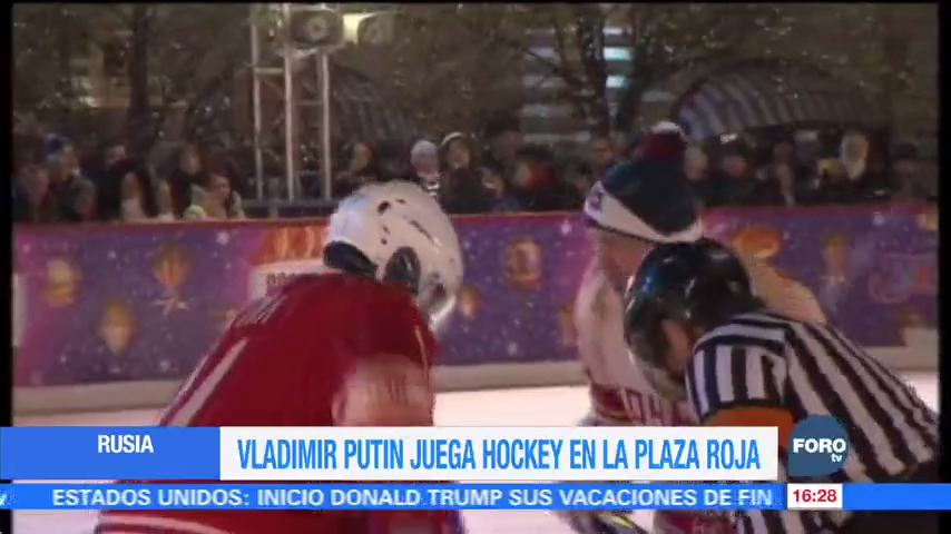 Vladimir Putin juega Hockey en la Plaza Roja en Rusia