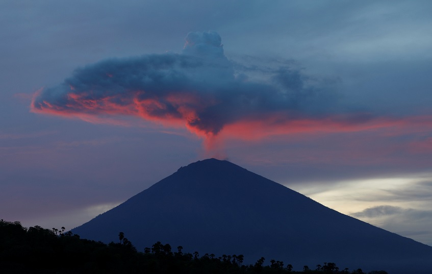 El volcán Agung continúa muy activo en Bali