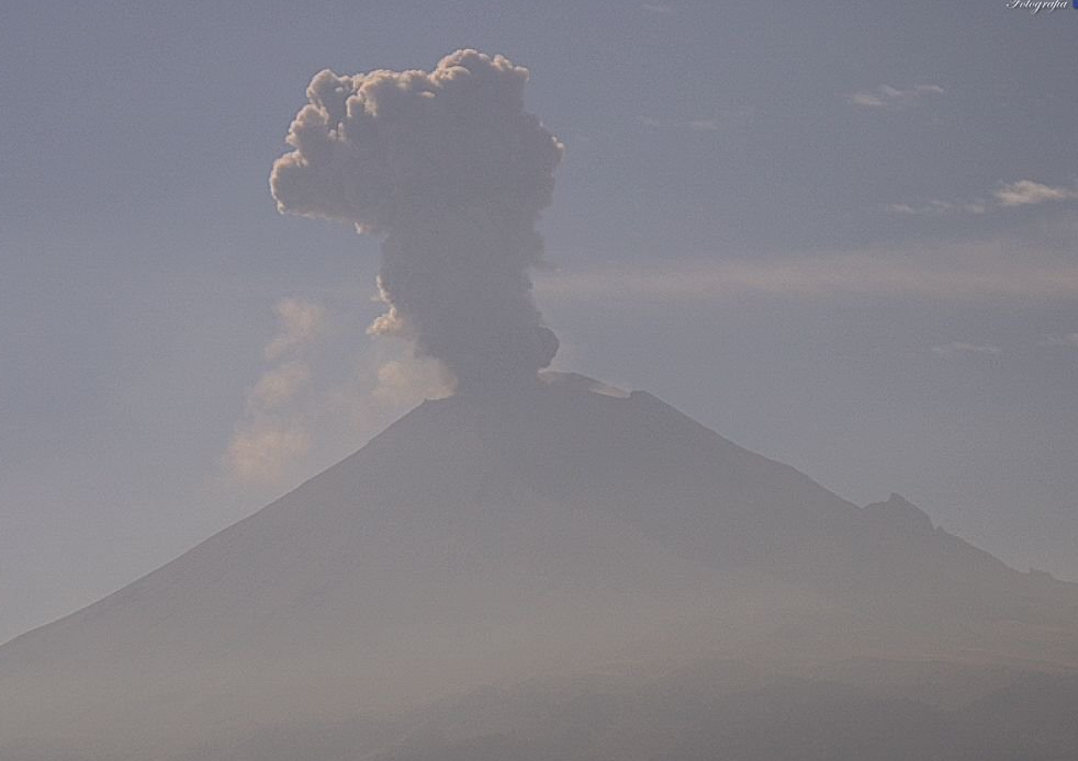 Popocatépetl emite nueva fumarola de dos mil metros de altura
