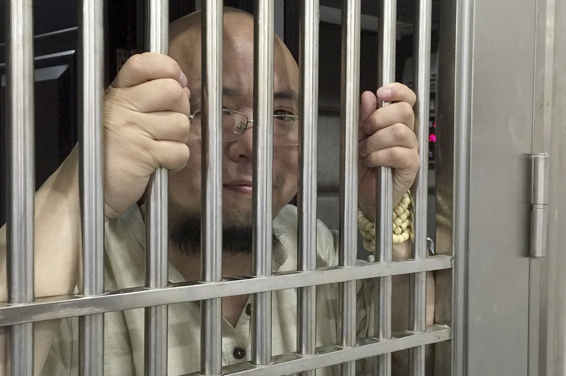 condenan ocho anos prision bloguero activista chino subversion