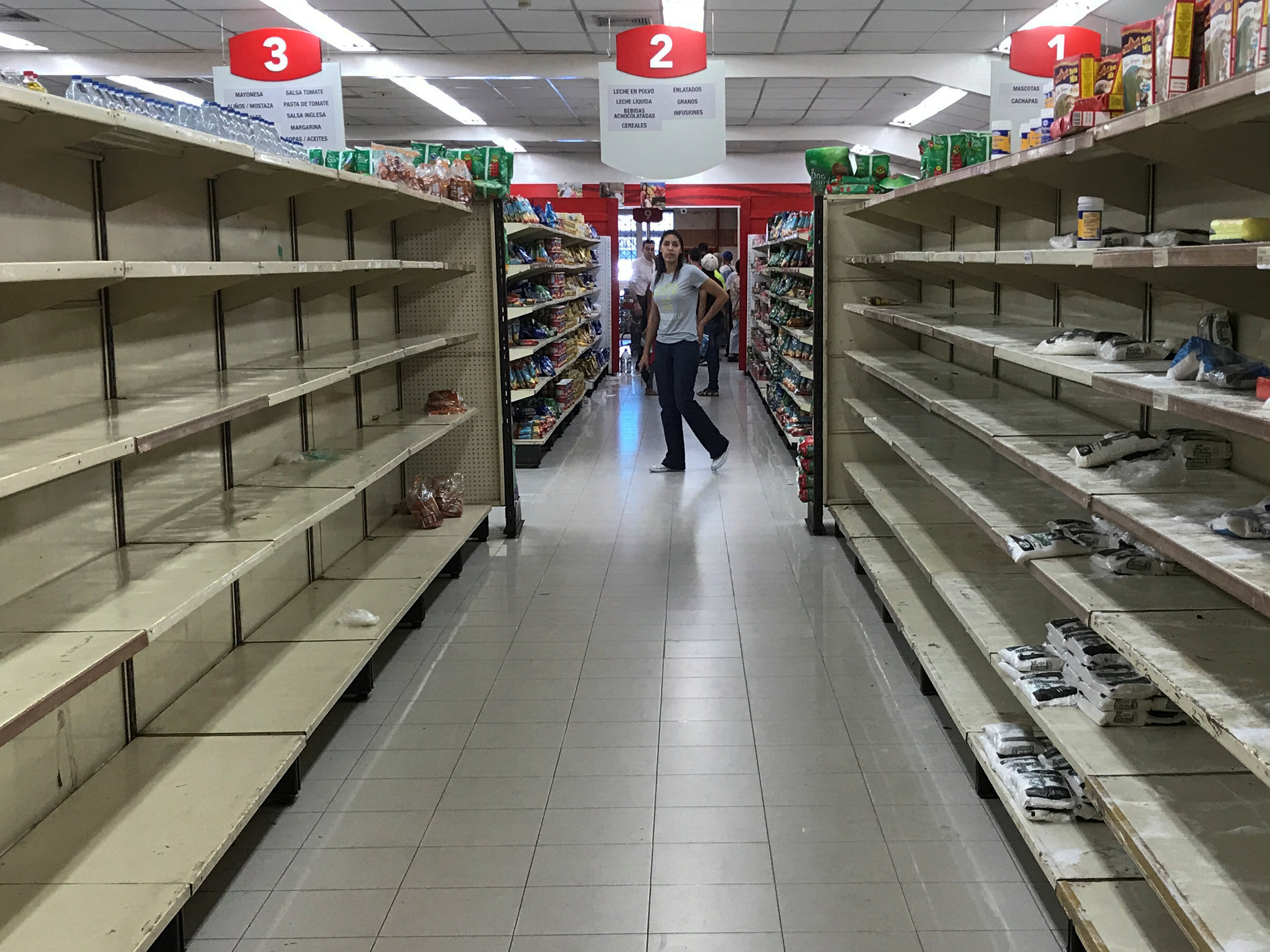 Largas filas regresan a supermercados de Venezuela tras reducción de precios