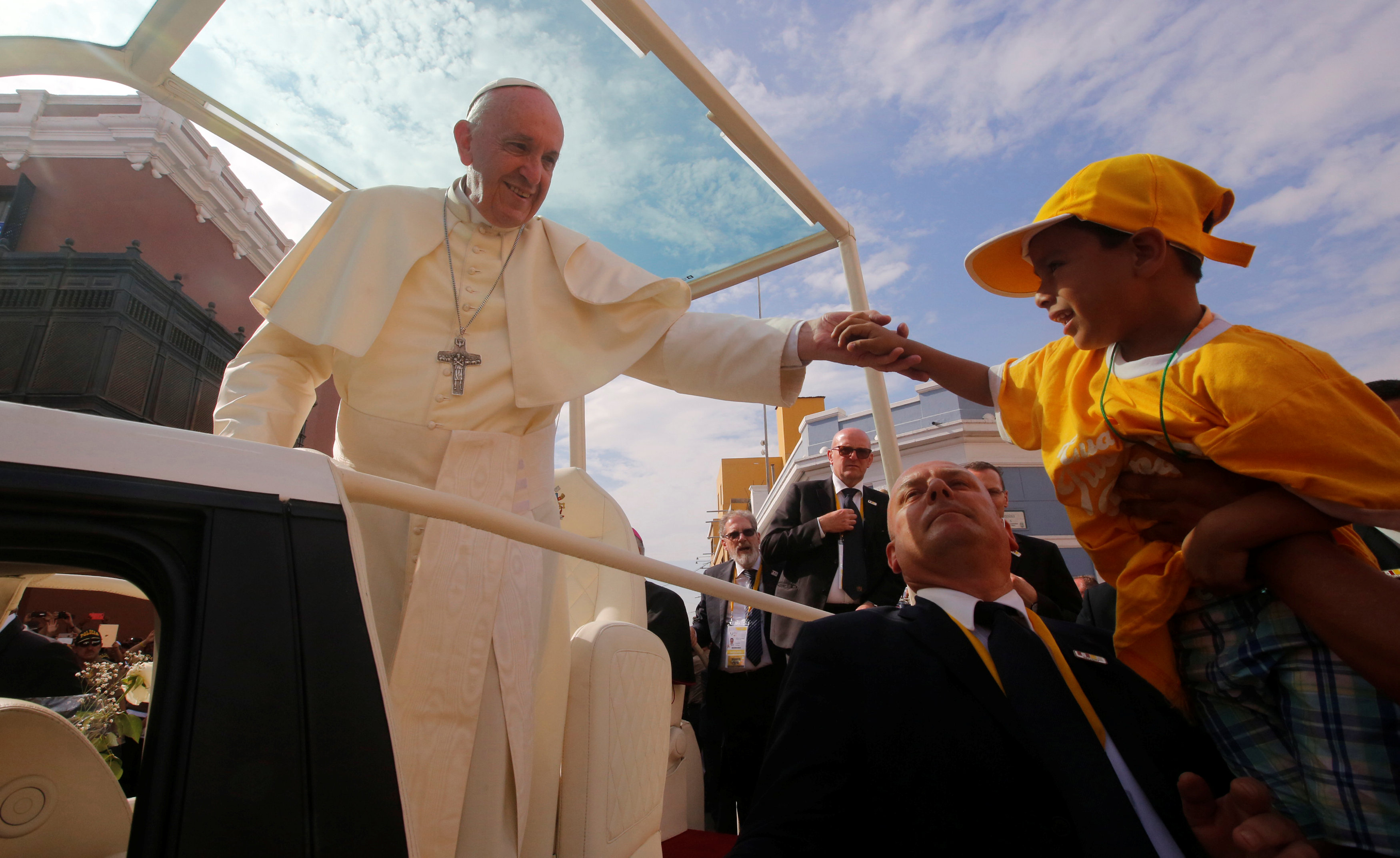papa francisco pide a peruanos resistir las 'tormentas de la vida social'