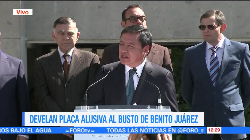 Osorio Chong devela placa alusiva al busto de Benito Juárez