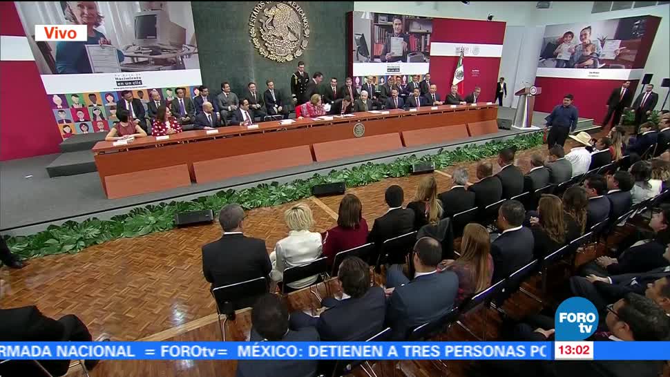 Peña Nieto entrega actas de nacimiento tramitadas en línea