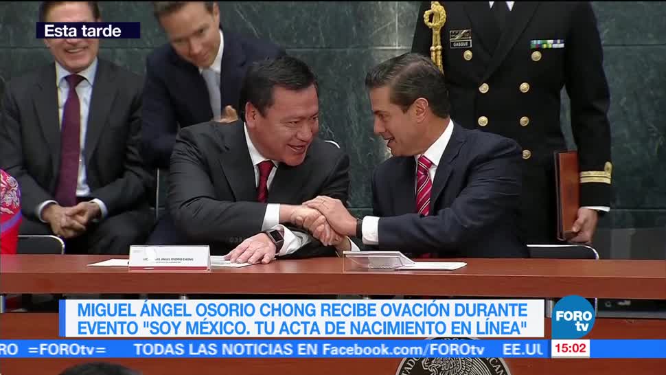 Reconocen trayectoria de Miguel Ángel Osorio Chong