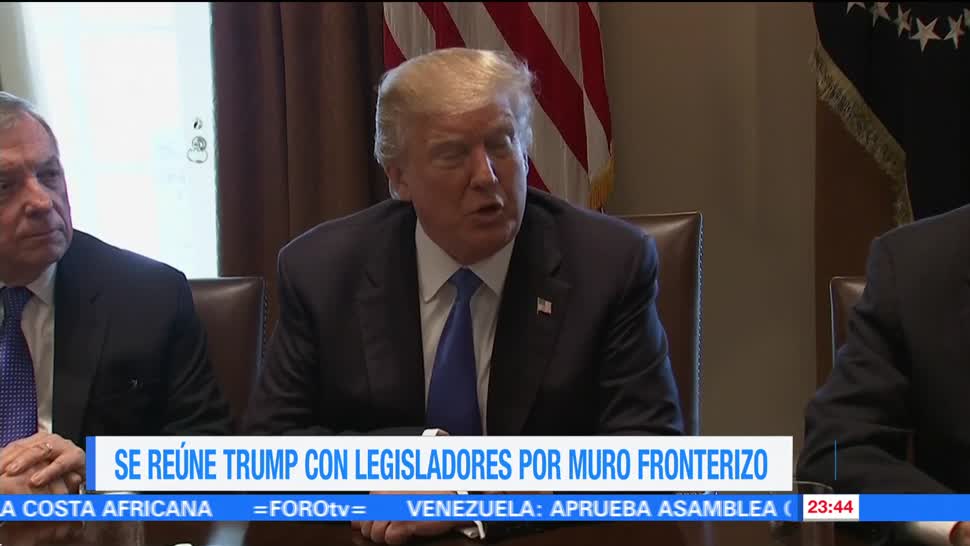 Se reúne Trump con legisladores por muro fronterizo