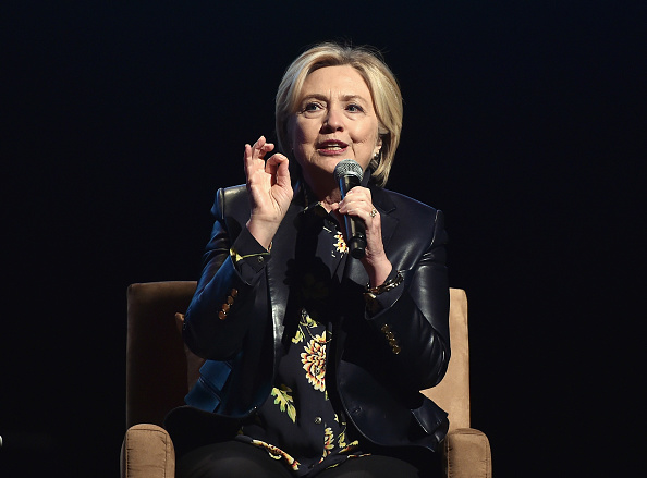 Hillary Clinton 'consternada' por denuncia de acoso sexual contra exasesor