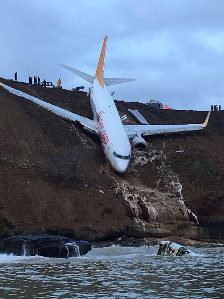 Avión se sale de pista y casi cae al mar en Turquía