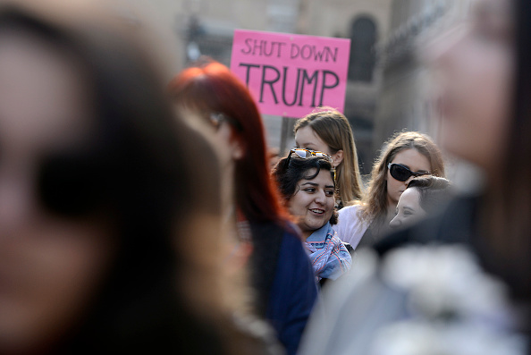 Marchan contra Trump y sus políticas en primer aniversario de su gobierno
