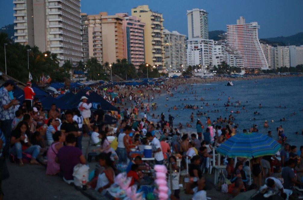 Turistas disfrutan últimos días de vacaciones en playas de Acapulco