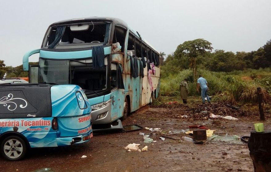 Vuelca autobús de pasajeros en Brasil; hay al menos siete muertos