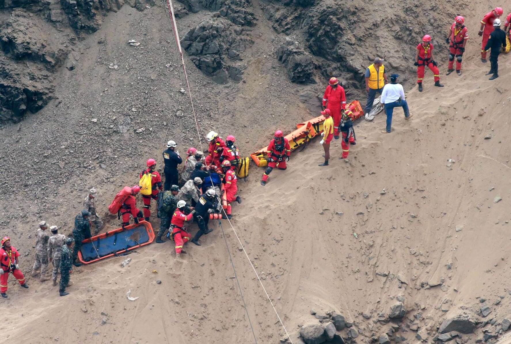 Sobreviviente en Perú saltó segundos antes de caer el autobús al acantilado