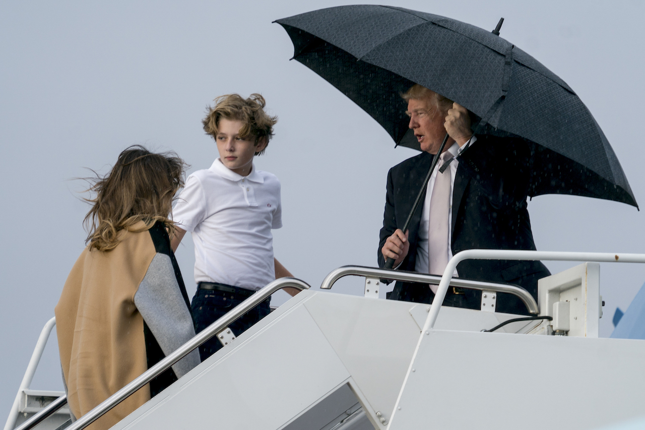 Donald Trump, Melania Trump, paraguas, lluvia