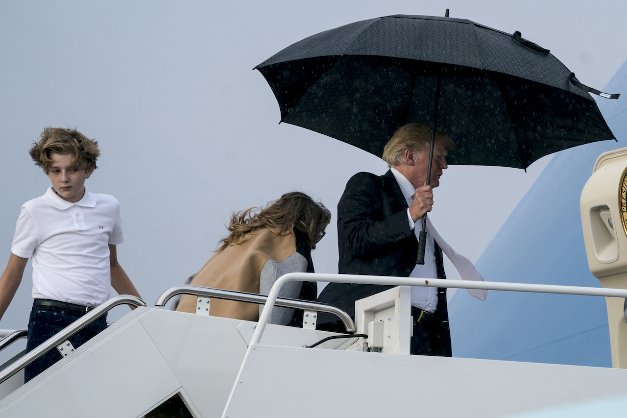 Donald Trump, Melania Trump, paraguas, lluvia