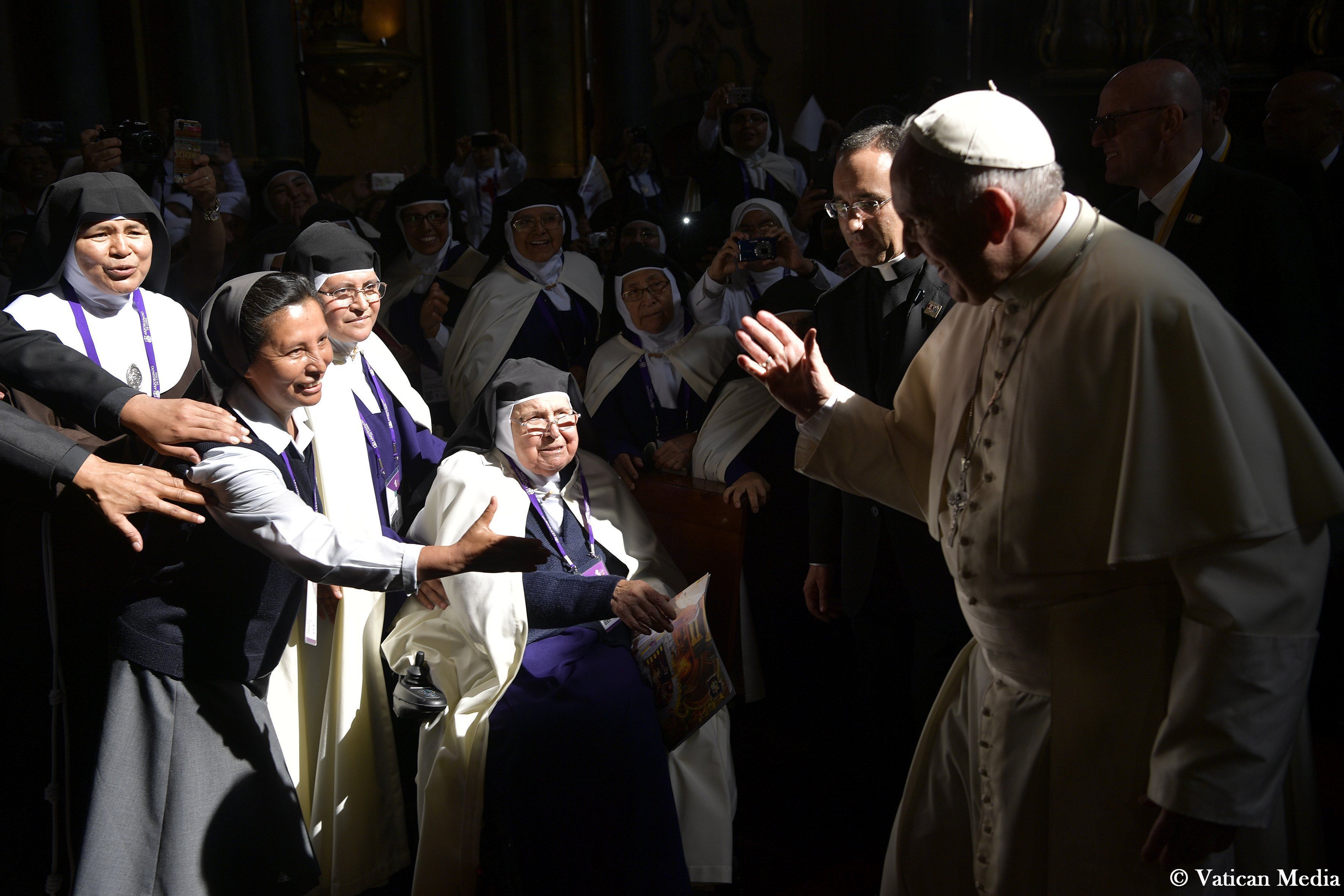 Papa Francisco pide a monjas de clausura en Perú ayudar a necesitados