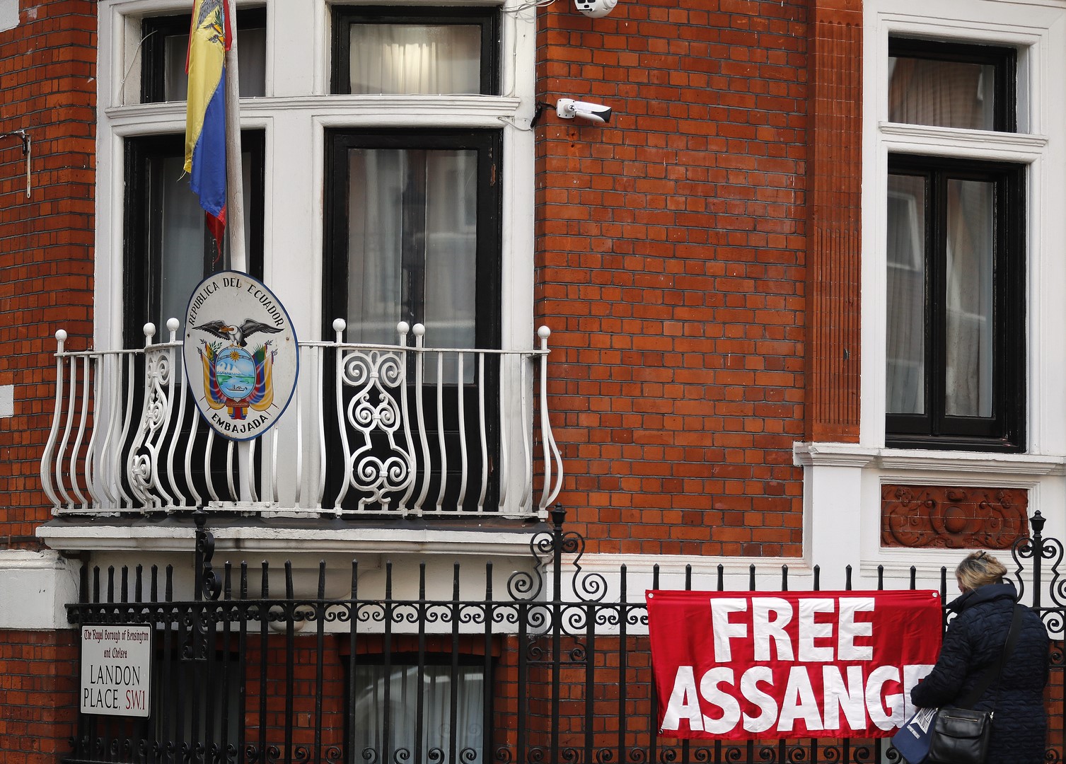 Assange pide que anule su orden de detención
