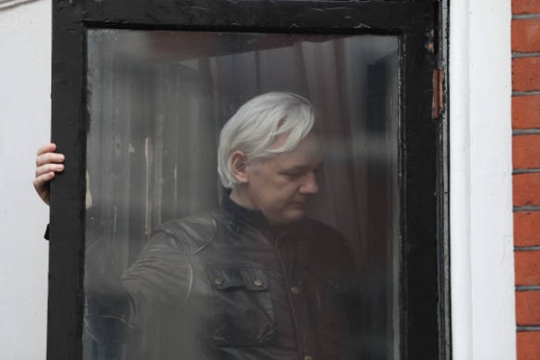 Salud de Julian Assange está en condiciones "peligrosas", advierten médicos