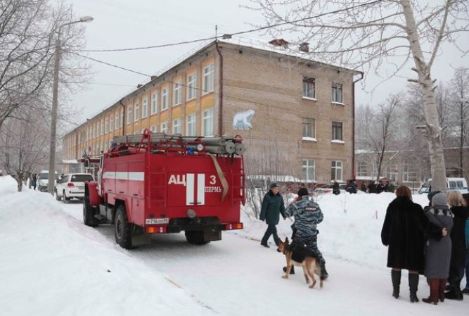 hombres enmascarados apuñalan a nueve personas en escuela de perm, rusia