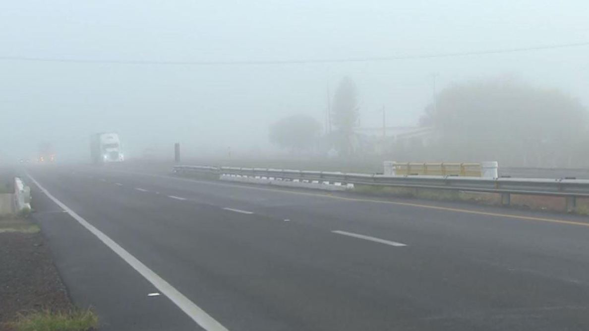 Frentes fríos provocan bancos de neblina en carretera de Sinaloa
