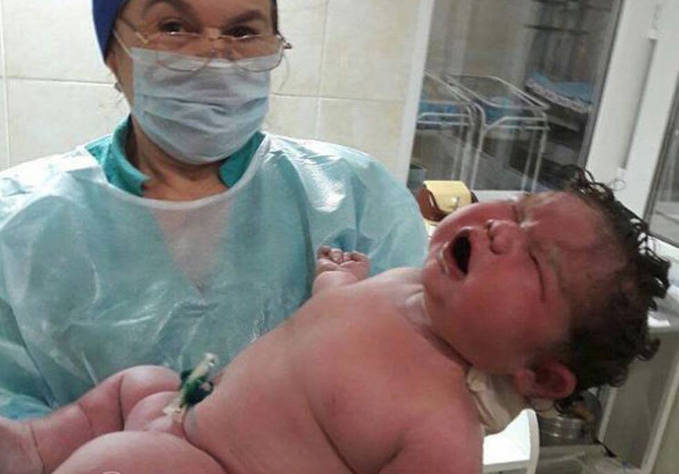 bebé-gigante-parto-natural-Daguestán-nació