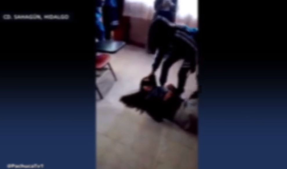 Niñas golpean a joven en secundaria de Hidalgo; difunden video