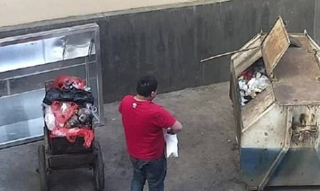 Un hombre arroja a su bebé a un contenedor en China