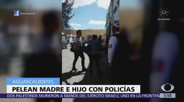 Madre e hijo pelean con polic Madre e hijo pelean con policías en Aguascalientesías en Aguascalientes