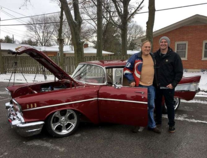 Joven sorprende a su abuelo al restaurar su automóvil del año 1957