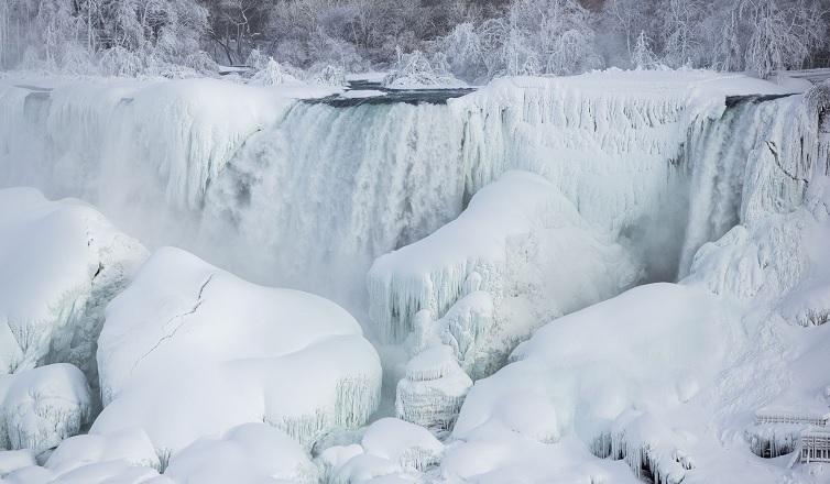Turistas fotografían las cataratas del Niágara congeladas