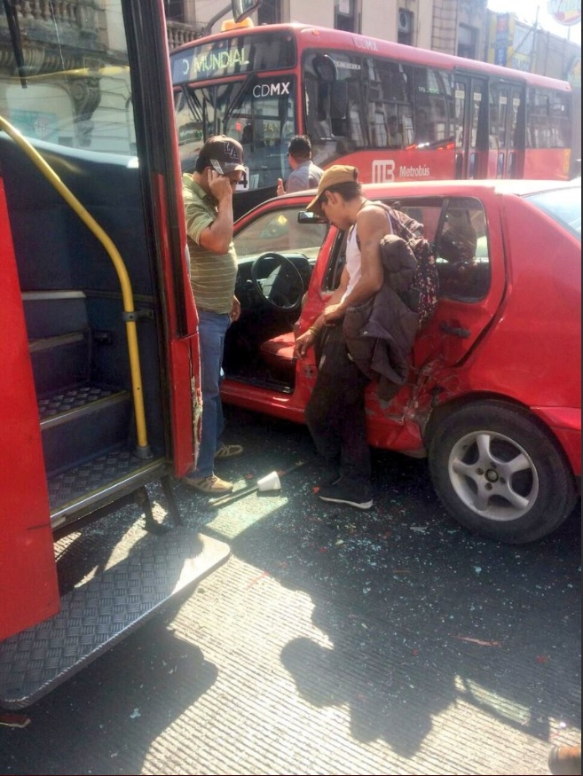 metrobus y auto chocan en balderas, hay seis lesionados