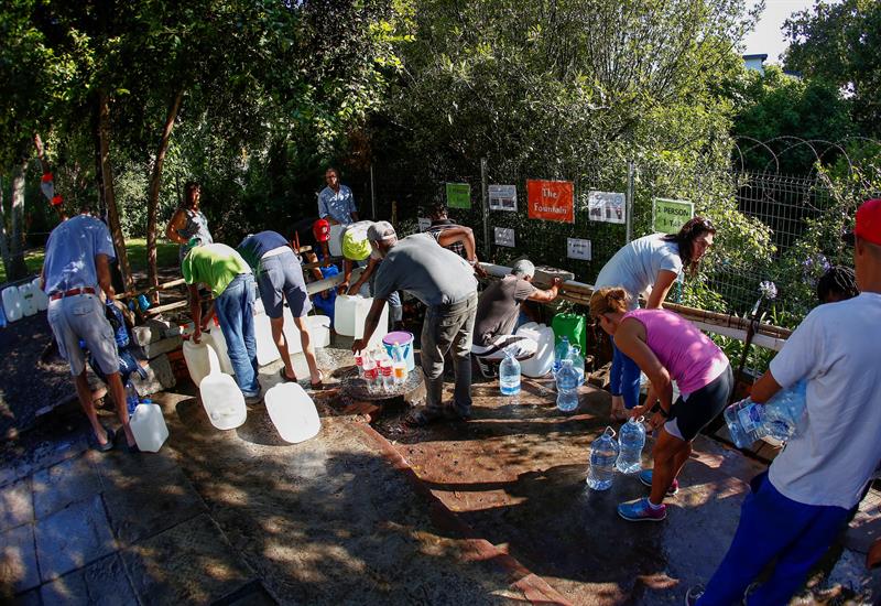 Ciudad del Cabo pide reducir consumo de agua por sequía