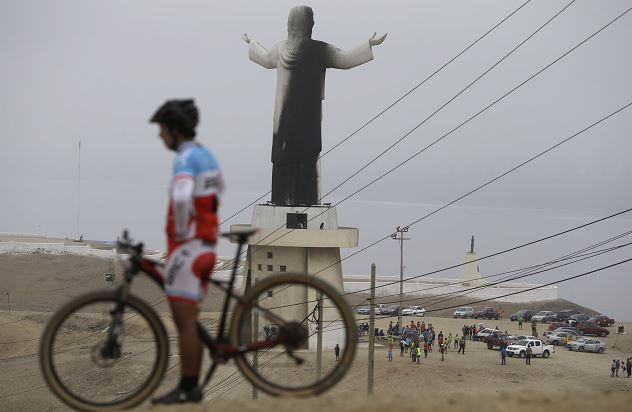 Incendio daña cristo monumental en Perú a pocos días de llegada del papa