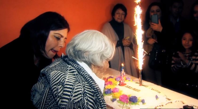 Mexicana cumple 111 años de edad y su familia se los festeja