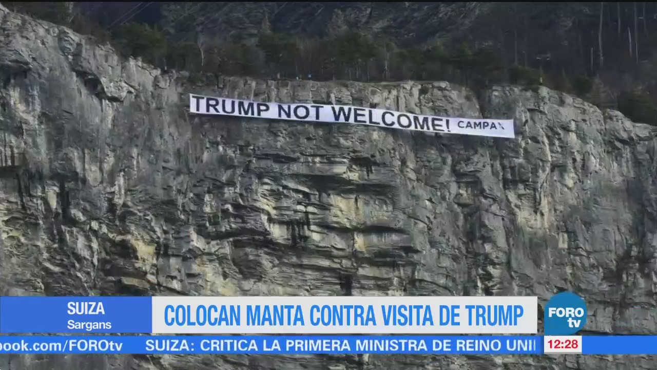 Despliegan manta contra Donald Trump en una montaña de Sargans, Suiza