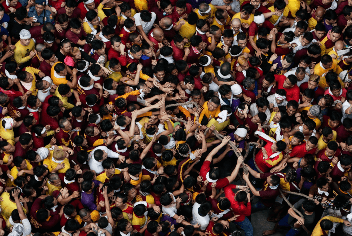 Devotos filipinos durante procesión del Nazareno negro