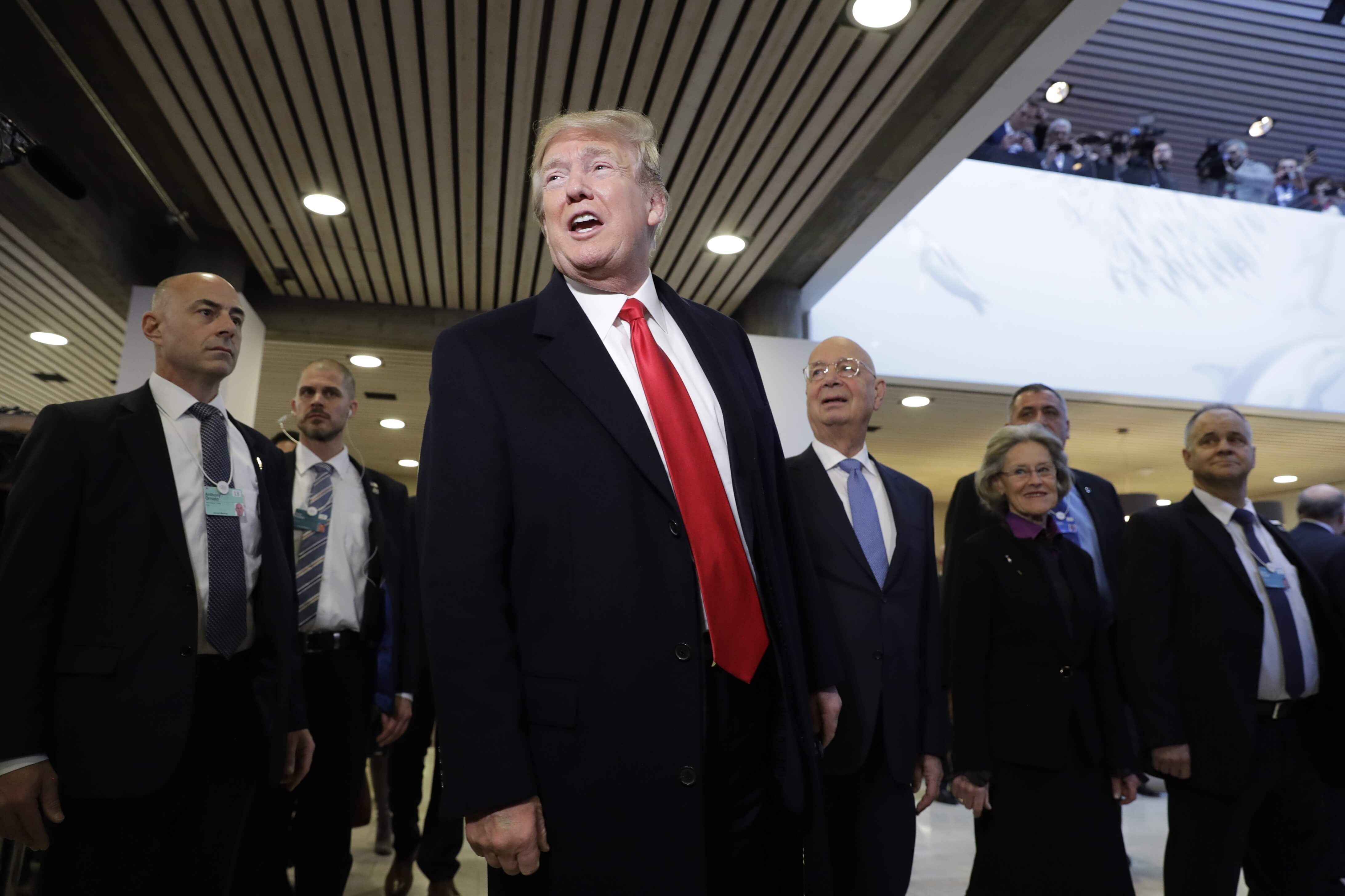 Trump presume logros en Davos, arremete contra Schumer en Twitter