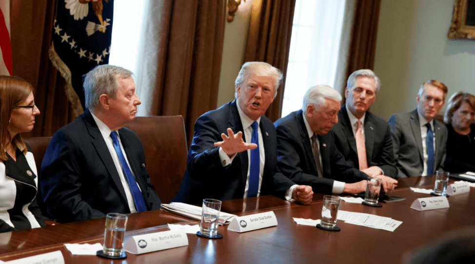 Trump discute con legisladores sobre el futuro del DACA y el muro