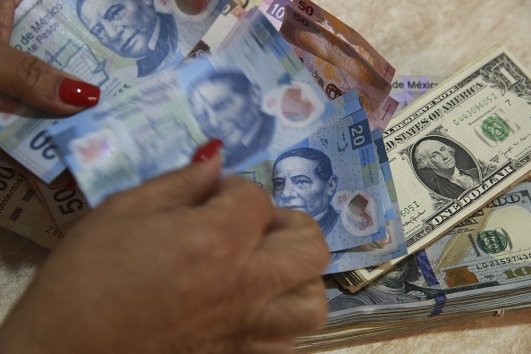 Moneda mexicana gana por debilidad del dólar y optimismo por TLCAN