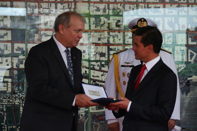 El intendente de Asunción, Mario Ferreiro, entrega las llaves de la capital paraguaya a Peña Nieto