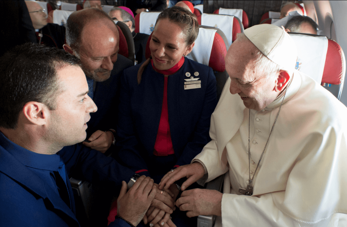 El papa defiende su decisión de celebrar una boda en pleno vuelo