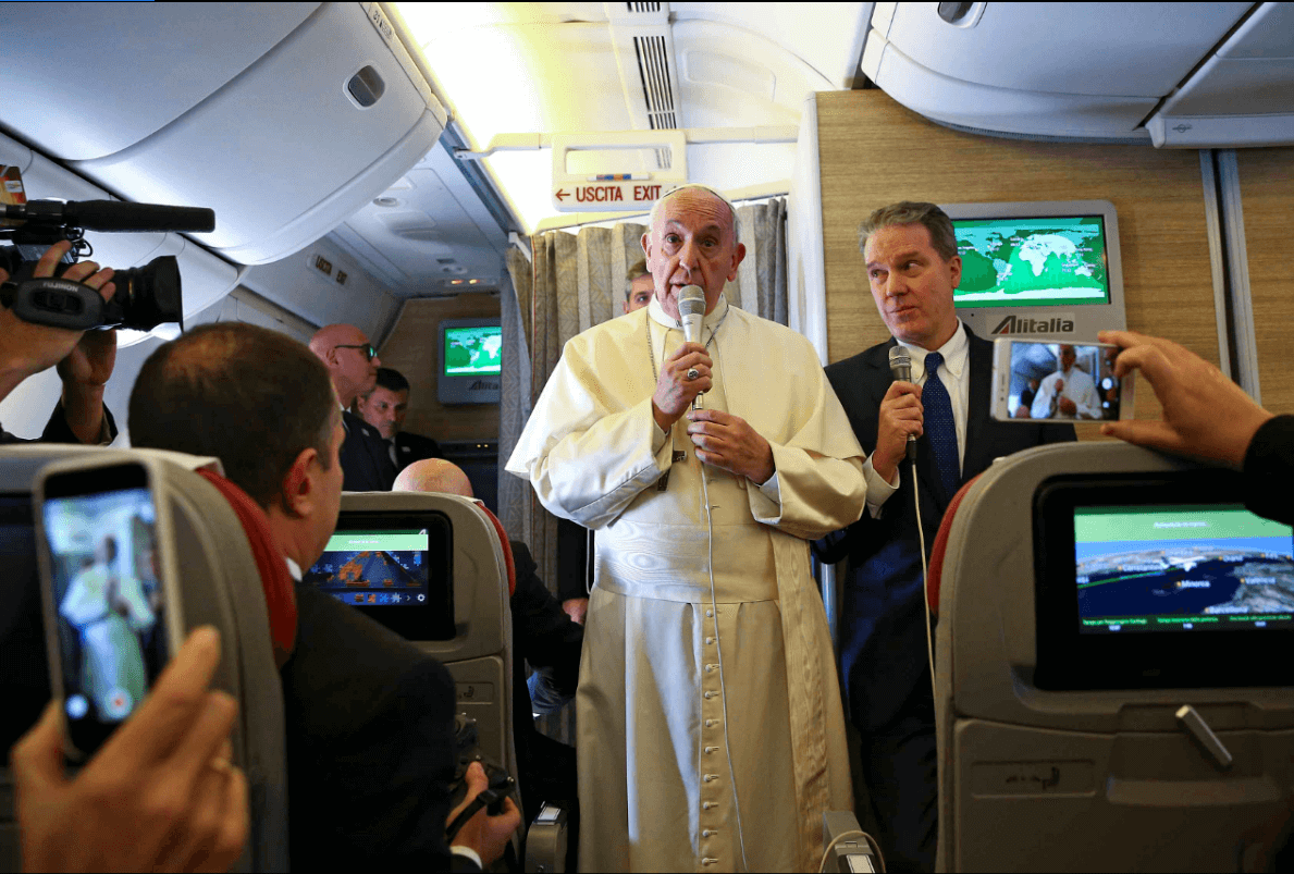 El papa Francisco charla con periodistas durante vuelo