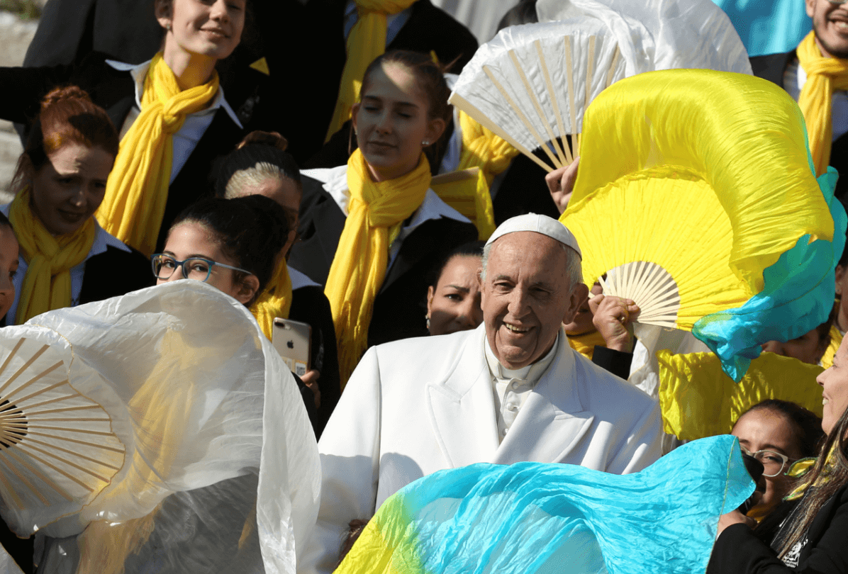 El papa Francisco posa con un grupo de brasilenos