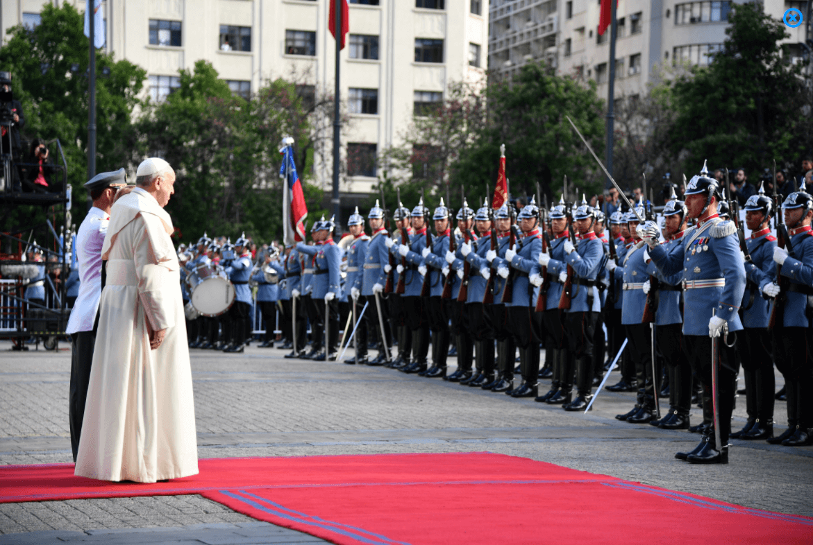 El papa pasó revista a la Guardia de Honor en Chile. (Reuters) 